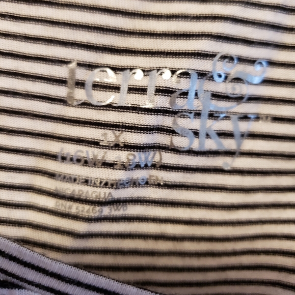 Black and white tee - Picture 3 of 4